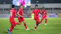Pemain Timnas Indonesia U-20, Aditya Warman (kedua kanan) melakukan selebrasi setelah mencetak gol pembuka ke gawang Maladewa pada laga Kualifikasi Piala Asia U-20 2025 di Stadion Madya, Senayan, Jakarta, Rabu (25/09/2024). (Bola.com/Bagaskara Lazuardi)