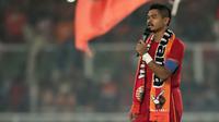 Stiker Persija Jakarta, Bambang Pamungkas, saat momen pensiun usai melawan Persebaya Surabaya pada laga Liga 1 di SUGBK, Jakarta, Selasa (17/12). Bepe mengakhiri kariernya pada musim ini. (Bola.com/Yoppy Renato)