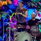 Vokalis dari band rock Inggris Coldplay, Chris Martin (kiri) dan drummer Will Champion tampil pada festival musik Rock in Rio di Rio de Janeiro, Brasil, Minggu (11/9/2022). Ia meminta para penonton untuk meletakkan ponsel mereka dan menikmati lagunya. (AP Photo/Bruna Prado)