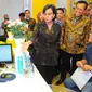 Menteri Keuangan Sri Mulyani Indrawati meninjau kegiatan pelaporan surat pemberitahuan tahunan (SPT) pajak penghasilan (PPh) di kantor pelayanan Pajak, Jakarta, Jumat (29/3). Batas pelaporan SPT untuk badan atau perusahaan adalah per 30 April 2019. (Liputan6.com/Angga Yuniar)