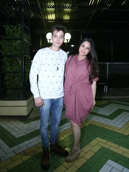 Ditengah kesibukannya menjalani syuting, Stefan sebisa mungkin membantu istrinya mengurus putranya. Sebelum berangkat, terlebih dulu membantu sang istri terutama momong Cio. (Nurwahyunan/Bintang.com)