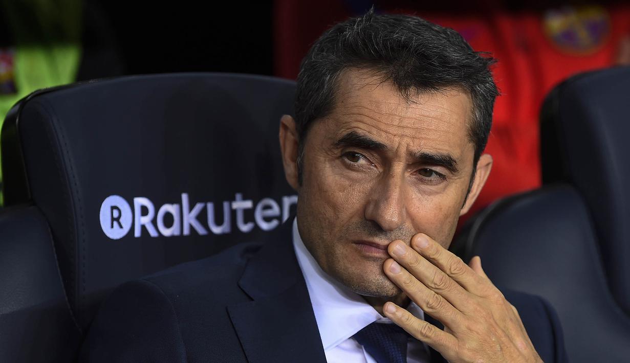 Pelatih Barcelona, Ernesto Valverde, mengamati anak asuhnya saat melawan Malaga pada laga La Liga di Stadion Camp Nou, Barcelona, Sabtu (21/10/2017). Barcelona menang 2-0 atas Malaga. (AFP/Josep Lago)