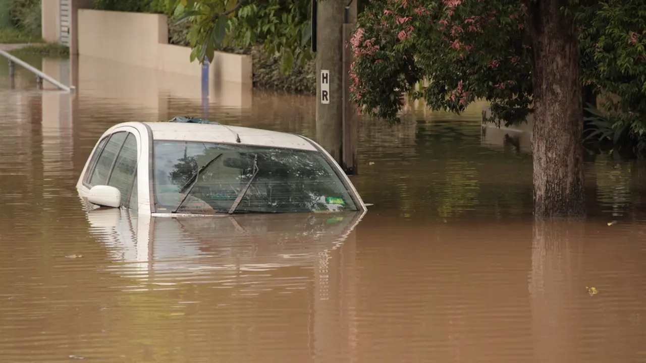 Mobil Terendam.