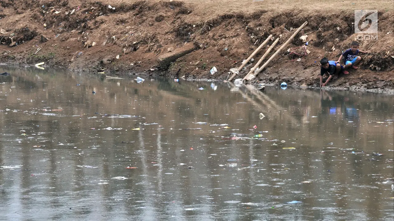 Sampah Penuhi Aliran Kanal Banjir Barat