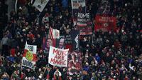 Tanpa kawalan sejumlah pemain inti, Setan Merah berhasil meredam tekanan Newcastle United. Tampak dalam foto, para penggemar United mengibarkan bendera menjelang dimulainya pertandingan sepak bola Liga Premier Inggris antara Manchester United dan Newcastle United di di Stadion Old Trafford, pada 26 Desember 2025 waktu setempat atau Sabtu (27/12/2025) dini hari WIB. (Darren Staples/AFP)
