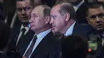 Presiden Turki Recep Tayyip Erdogan berbincang dengan Presiden Rusia Vladimir Putin saat menghadiri 23rd World Energy Conress, Istanbul, Turki (10/10). Putin dan Erdogan akan melakukan normalisasi hubungan negara yang sempat tegang. (AFP PHOTO/Ozan Kose)