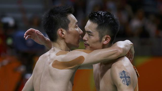 Lee Chong Wei (kiri) dan Lin Dan.