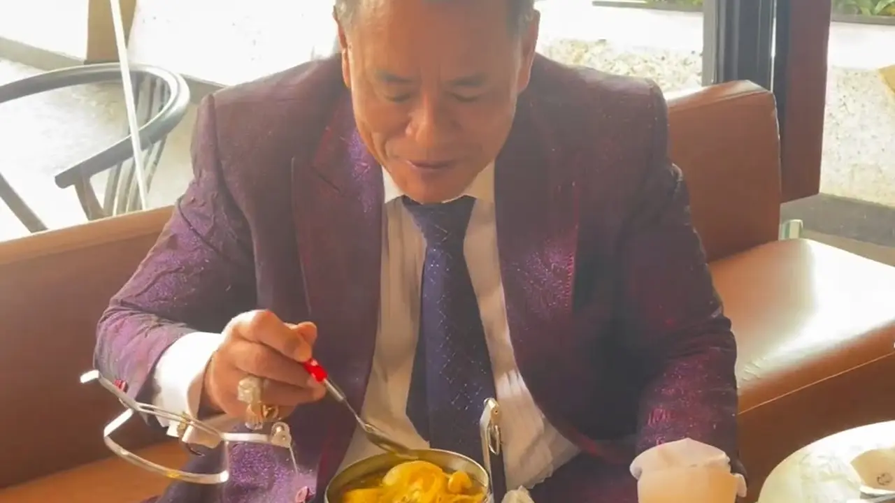 Hotman Paris Makan Bekal Soto Ayam di Starbucks, Kaget Langsung Didatangi CEO Dikira Akan Diusir 