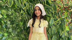 Quinn Salman yang juga berperan sebagai Sherina dalam drama Musikal Petualangan Sherina 2022 ini terlihat begitu manis dalam gaun berwarna kuning. Ia juga memadukan dengan syal serta sneakerts berwarna putih untuk menyeimbangkan penampilannya. (Liputan6.com/IG/@quinnsalman)