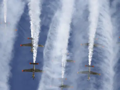 Orlik Aerobatic Team dari Angkatan Udara Polandia menunjukan kemampuannya saat berlangsungnya acara Malta Internasional Airshow 2015 di Bandara Internasional Malta, Valletta, Minggu (27/9). (REUTERS/Darrin Zammit Lupi)