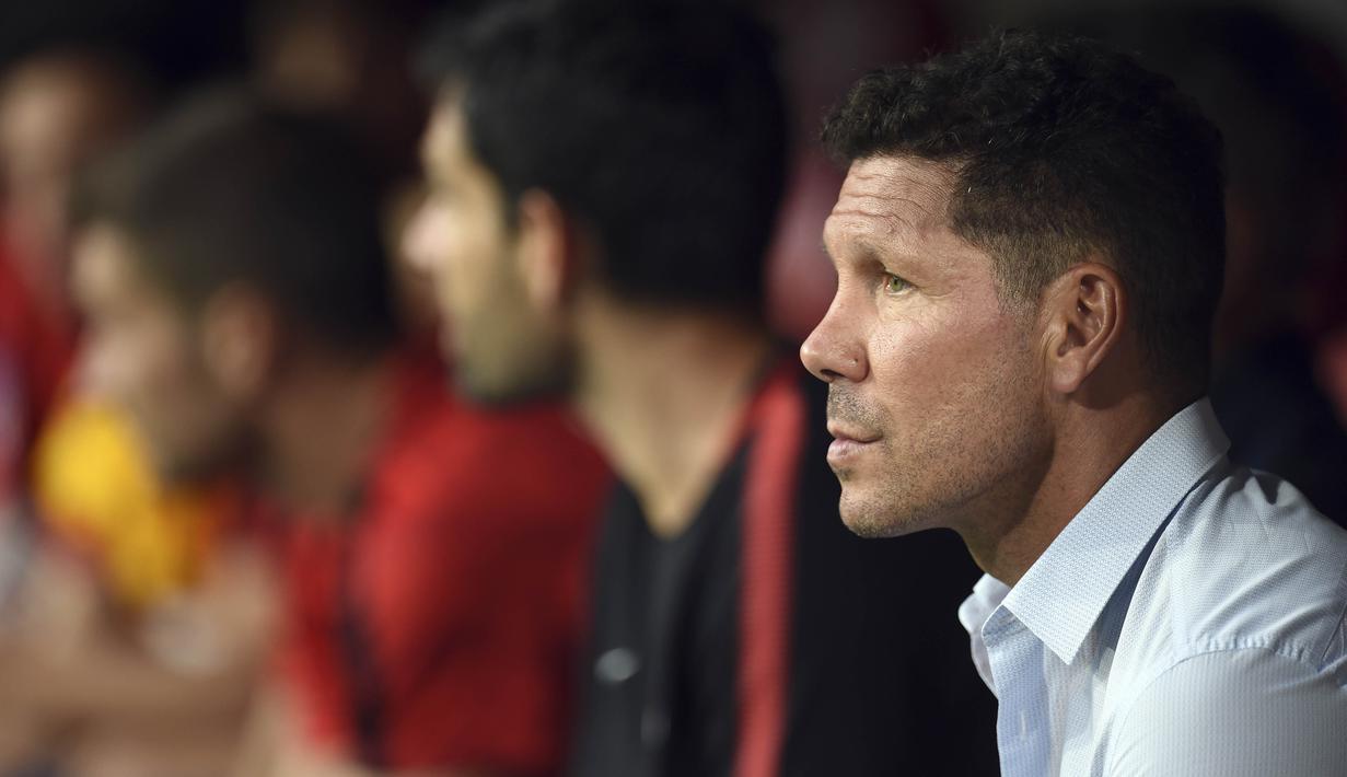 Pelatih Atletico Madrid, Diego Simeone, mengamati permainan anak asuhnya pada laga final Audi Cup 2017 di Stadion Allianz, Munchen, Rabu (2/8/2017). Atletico Madrid menang 5-4 atas Liverpool melalui babak adu penalti. (AP/Andreas Gebert)
