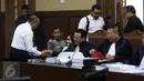 Ahli forensik RSCM Budi Sampurna berjabat tangan dengan kuasa hukum Jessica Wongso usai sidang lanjutan di PN Jakarta Pusat, Rabu (31/8). Dalam persidangan ke-16 ini, JPU menghadirkan ahli forensik RSCM Budi Sampurna. (Liputan6.com/Helmi Afandi)