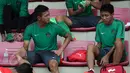 Penyerang timnas Indonesia U-23, Muchlis Hadi Ning Syaifulloh (kiri) berbincang dengan Evan Dimas usai berlatih di ITE College Center, Singapura, Minggu (31/5/2015). Mereka akan melakoni laga melawan Myanmar, 2 Juni. (Liputan6.com/Helmi Fithriansyah)