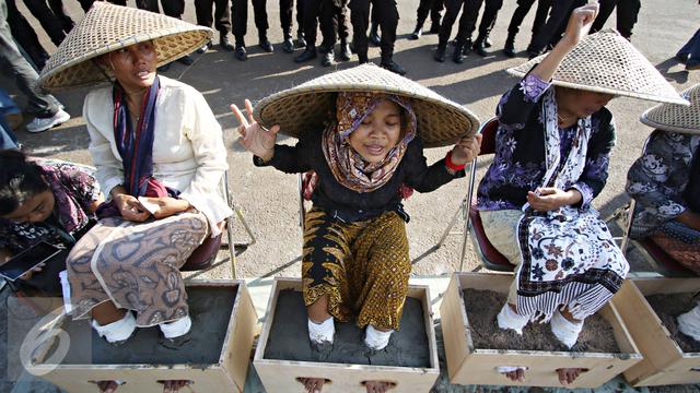 20160412- Sembilan Wanita Semen Kaki di Depan Istana Negara-Jakarta- Immanuel Antonius
