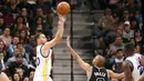 Pemain Golden State Warriors, Stephen Curry (30), melakukan tembakan saat dihadang pemain San Antonio Spurs, Tony Parker (9), pada lanjutan NBA di AT&T Center, San Antonio, (11/4/2016) WIB. (Reuters/Soobum Im-USA Today Sports)