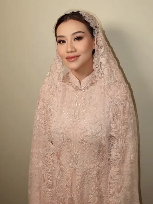 Untuk riasan mata, sang MUA mengaplikasikan eyeshadow coklat dengan shimmer tipis. Ditambah dengan bulumata palsu yang natural.  [@leofandi_]