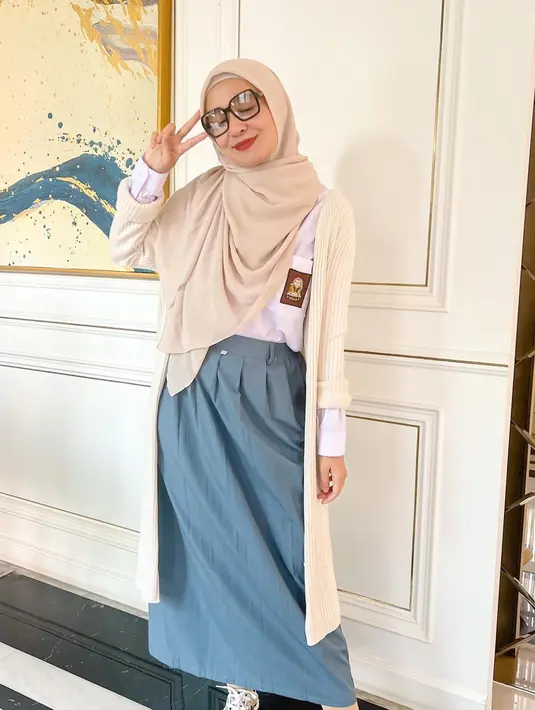 Shireen Sungkar terlihat masih cocok menjadi seorang pelajar SMA. Dengan kacamata yang dipakainya, ibu tiga anak ini bak anak teladan dan pintar di sekolah. Dipenuhi dengan perasaan ceria, ia menjadi awet muda meski sudah menginjak usia 30 tahun. (Liputan6.com/IG/@shireensungkar)