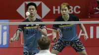 Ganda putra Indonesia, Kevin Sanjaya / Marcus Gideon, melakukan servis saat melawan ganda Jerman pada Indonesia Masters 2019 di Istora Senayan, Jakarta, Rabu (23/1). Kevin / Marcus lolos ke 16 besar. (Bola.com/M. Iqbal Ichsan)