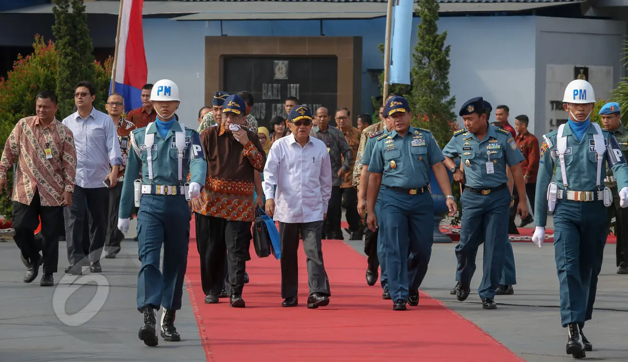 Wapres Jusuf Kalla (tengah) berjalan bersiap melakukan pengarahan dalam pelepasan Ekspedisi Nusantara Jaya 2015 di Dermaga Komando Lintas Laut Militer, Jakarta, Senin (1/6/2015). (Liputan6.com/Faizal Fanani)