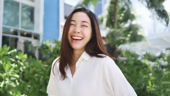 bahagia santai mandiri cantik