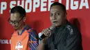 Senior VP Sales SCM, Laode Hartanto, menjawab pertanyaan saat konferensi pers launching official merchandise 5 klub di Holywings, Jakarta, Selasa (23/7). Shoppe hadirkan official shop dari 5 klub Liga 1.