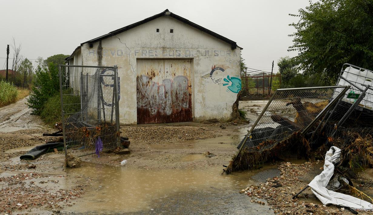 Dua orang tewas di provinsi Toledo akibat badai tersebut, kata presiden pemerintah daerah Castilla La Mancha, tanpa memberikan rincian. (Oscar DEL POZO CAÑAS / AFP)