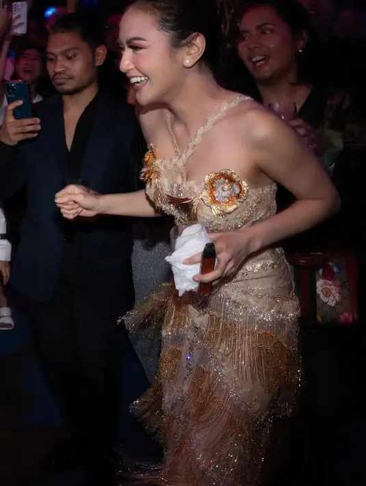 Gaun pertama, dalam Instagramnya, Diana menyampaikan gaun tersebut memiliki aksen bunga 3d dengan detail dari @leciel.design berlapis emas. Atasan gaun pun dibuat cross neck. [@axioo]