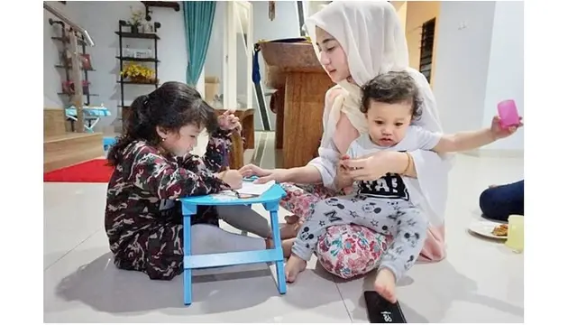 Meski Sibuk, Novita Hardini meluangkan waktu bersama anak-anaknya