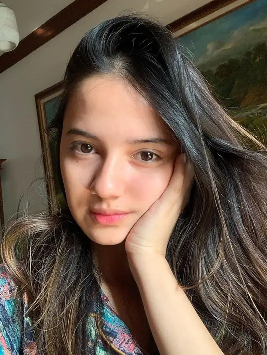 Banyak warganet menyebut Rhesma Anissa memiliki garis wajah yang sama dengan Nia Ramadhani. Kecantikannya berhasil membuat netizen terpesona akan paras Rhesma Anissa. Meski Rhesma tampil natural, ia tetap cantik memesona.(Liputan6.com/IG/@rhesmanissa_)