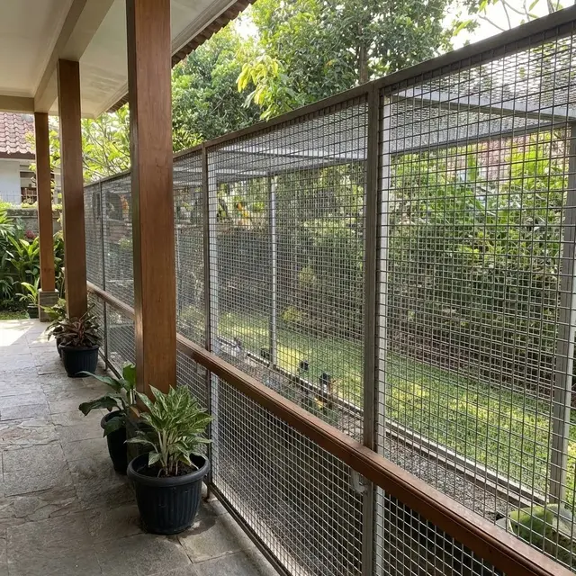 Teras dengan Kandang Burung