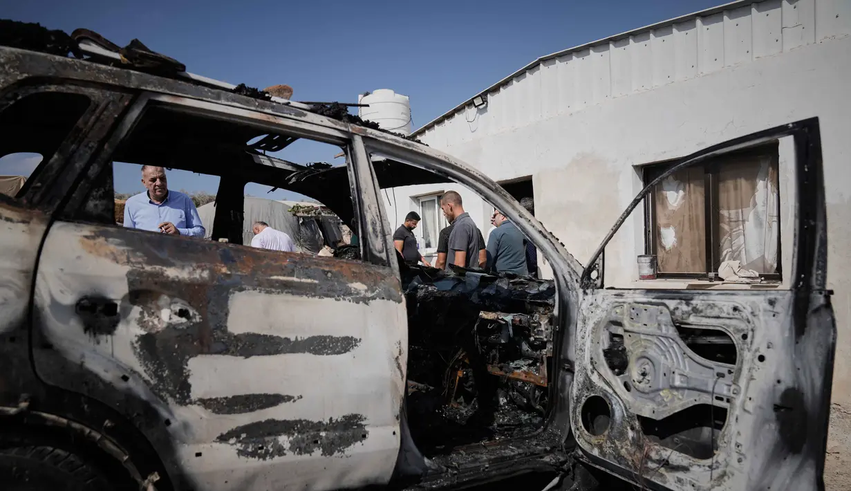 Warga Palestina memeriksa kerusakan di kawasan industri setelah serangan yang dilakukan oleh pemukim Israel pada hari sebelumnya di desa Beit Lid, dekat Tulkarm, di Tepi Barat, Rabu 12 November 2025. Pemukim Israel kembali melakukan serangan besar-besaran di berbagai wilayah Tepi Barat yang diduduki pada Selasa (11/11/2025) malam waktu setempat. (AP Photo/Majdi Mohammed)