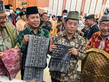 Wakil Menteri Agama DR. H. Zainut Tauhid (kiri) dan Dirjen Bimas Islam Kamaruddin Amin (kedua kanan) meninjau stand Kampung Zakat saat menghadiri sosialisasi Kampung Zakat Nasional, Jakarta, Kamis (24/11/2022). Kampung Zakat yang berkolaborasi dengan Kemenag, Baznas, LAZ, dan Pemda se-Indonesia untuk pemanfaatan zakat dalam rangka membantu pemerintah dalam pengentasan kemiskinan telah tersebar di 18 titik. (Liputan6.com/Faizal Fanani)