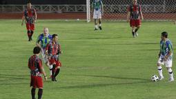 Pertandingan yang berlangsung dengan sepuluh melawan sepuluh tersebut juga hanya memakai setengah lapangan. (Bola.com/M Iqbal Ichsan)