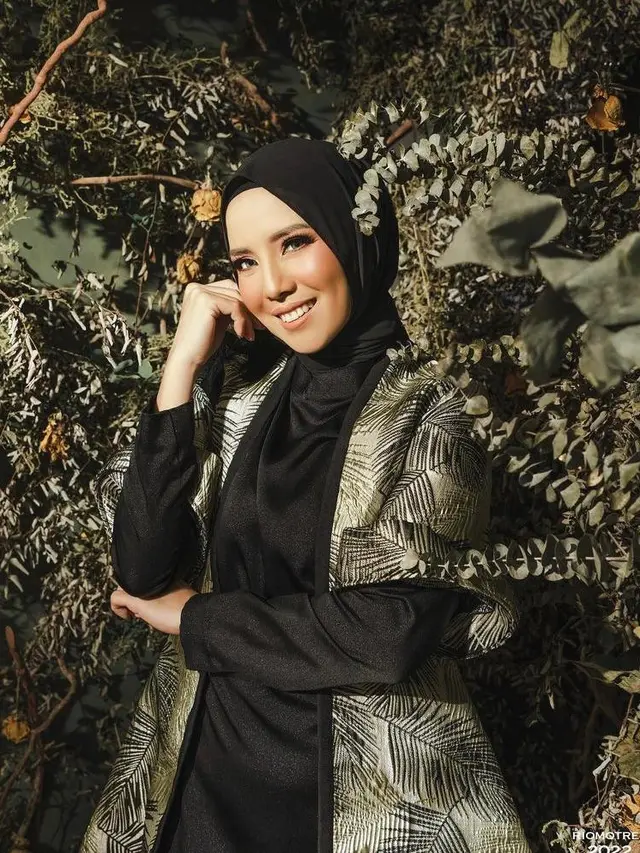 8 Gaya Tya Ariestya saat Pemotretan Perdana Pakai Hijab, Auranya Bikin Pangling