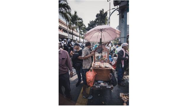 10 Potret Pedagang yang Berjualan Saat Aksi 22 Mei, Tak Peduli Situasi