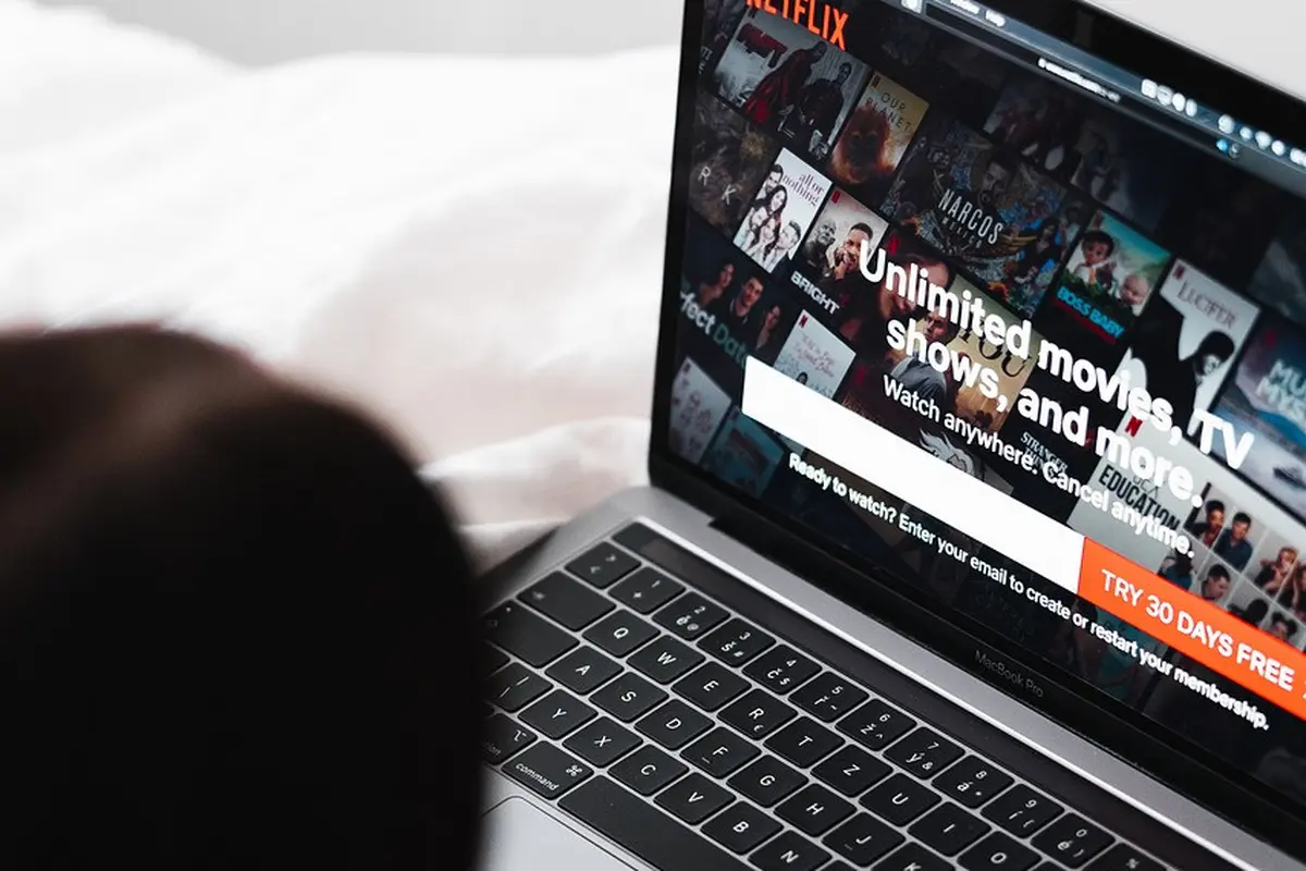 Ilustrasi menonton drama di netflix