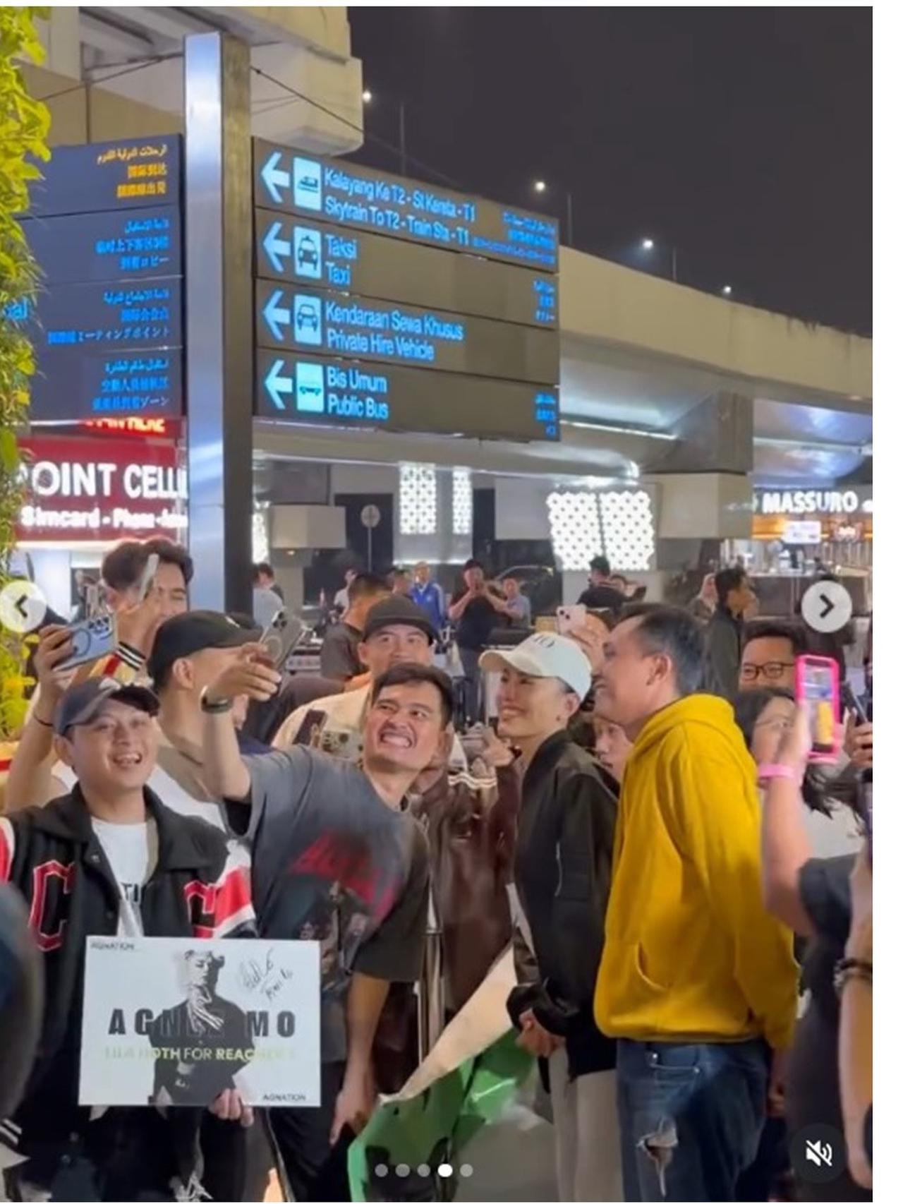 6 Potret Agnez Mo Pulang Indonesia Disambut Fans di Bandara, Penuh Kejutan
