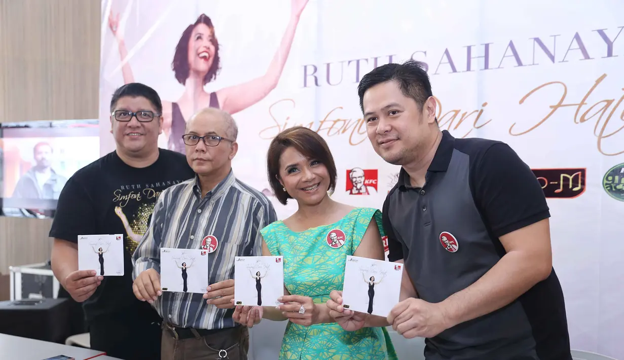 Jeffry Djajasaputra dari Pro-M dalam konferensi pers peluncuran album 'Simponi Dari Hati' di KFC Kemang, Jakarta Selatan, Senin 18 April 2016, mengatakan bahwa Uthe tetap sulit digeser dengan banyaknya pendatang baru. (Nurwahyunan/Bintang.com)