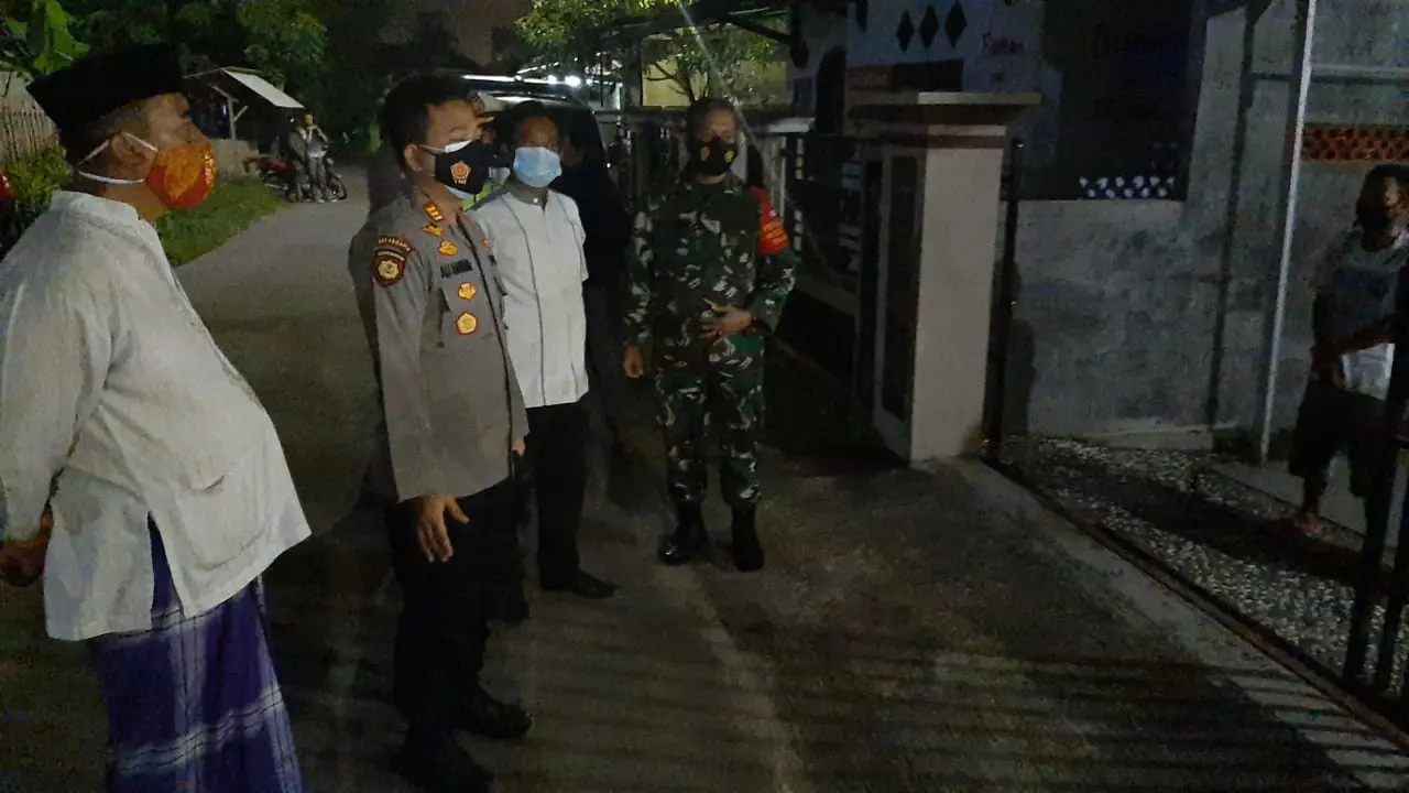 Personil Polsek Ciwandan Bersama TNI Dan Petugas Kecamatan Menjenguk Warga Yang Sedang Isolasi Mandiri Covid-19. (Jumat, 19/02/2021). (Dokumentasi Polsek Ciwandan).