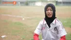 Seorang gadis berhijab memilih profesi yang jarang dilakukan kaum perempuan, yaitu sebagai wasit sepakbola. 