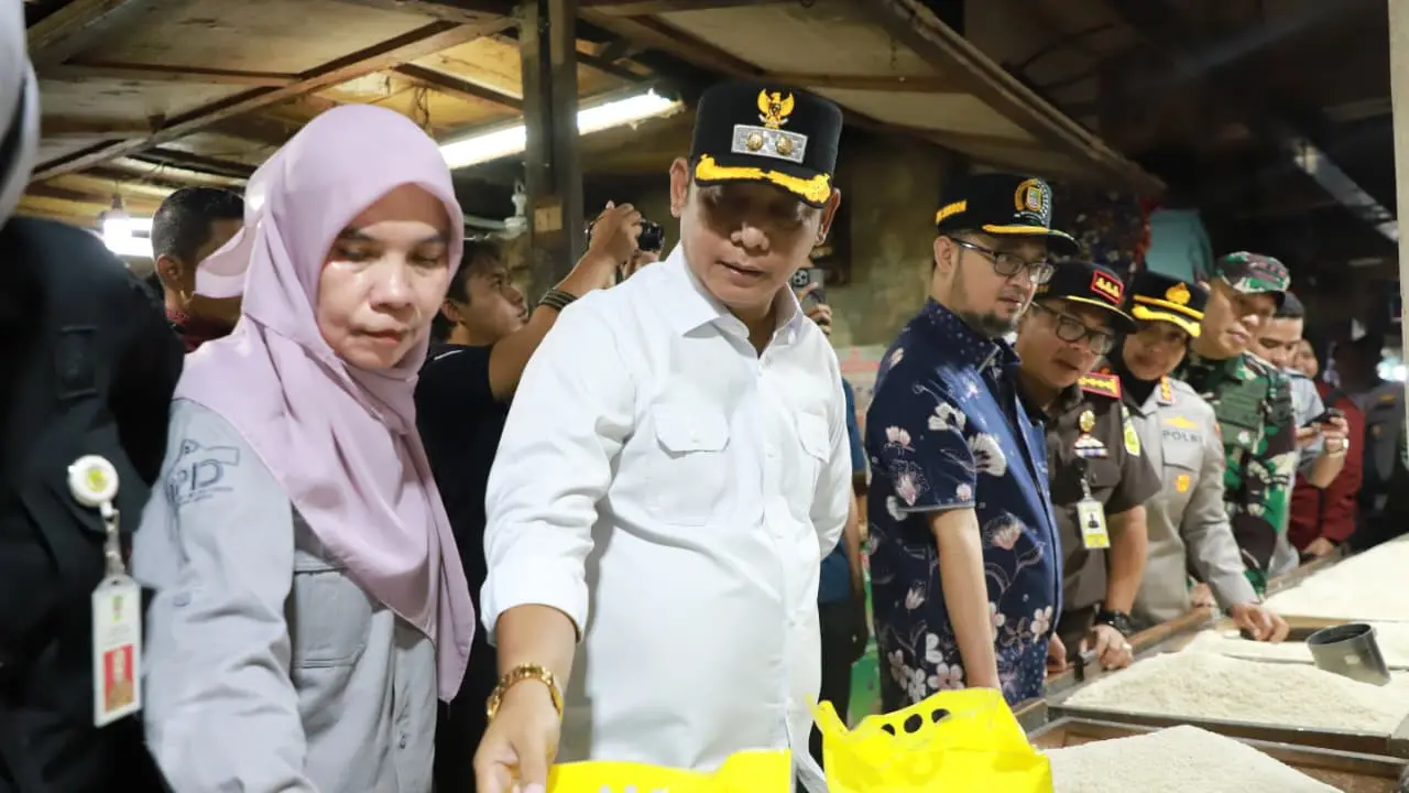 Plt Bupati Bekasi Asep Surya Atmaja memantau harga serta ketersediaan barang kebutuhan pokok dan penting.