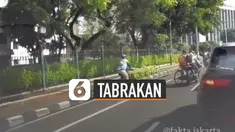Pria pesepeda keluar jalur khusus sepeda dan akhirnya tertabrak pengendara motor yang sedang melaju.