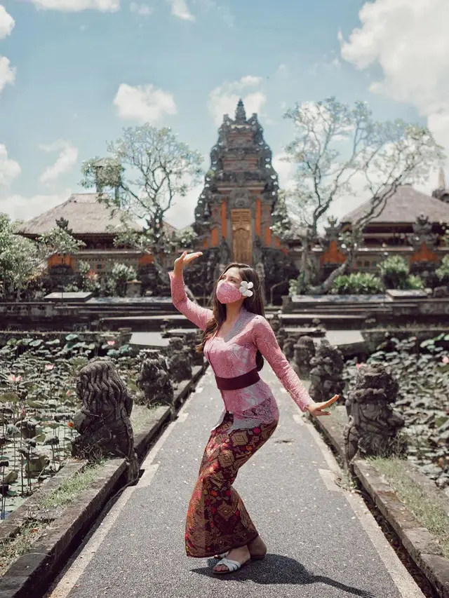 6 Potret Jessica Mila Pakai Kebaya Bali, Anggun dan Memesona