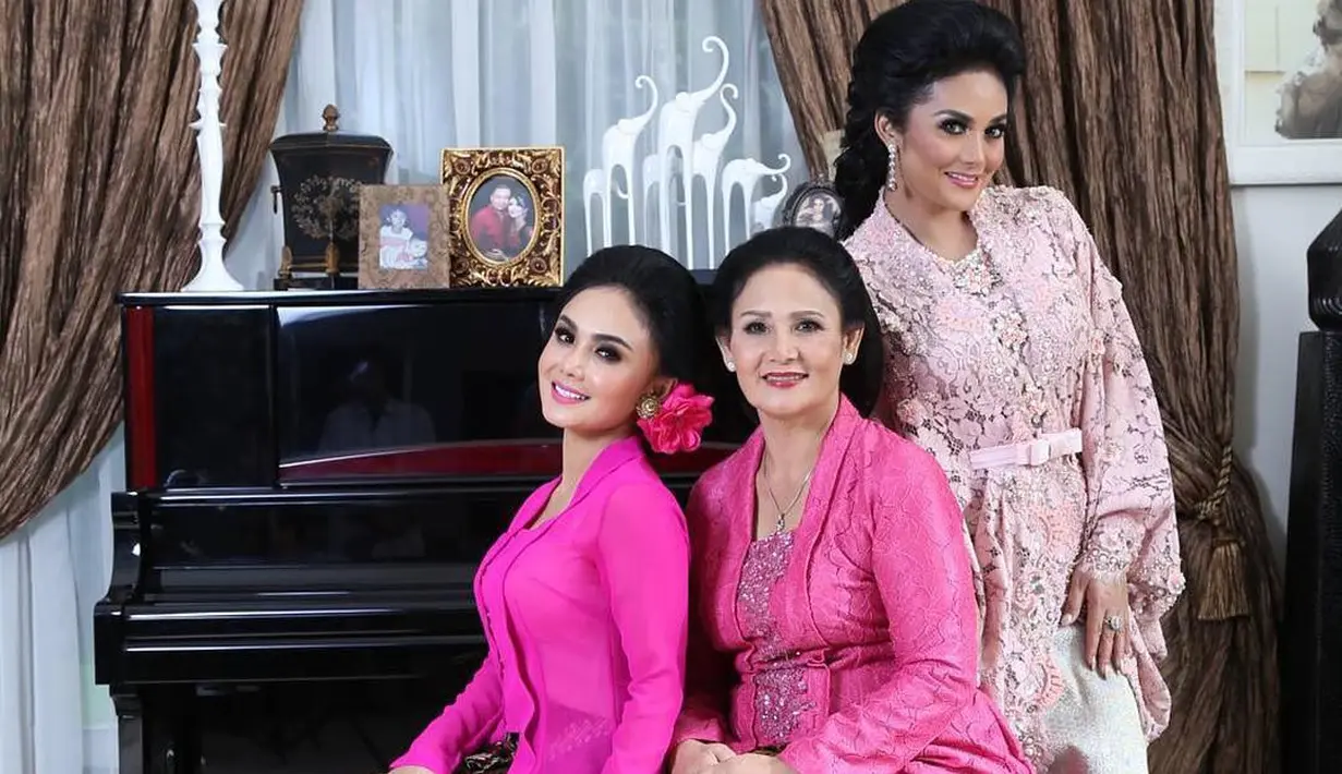 Kebaya warna bold seperti pink untuk tampil ektra (Foto: @yunishara36)