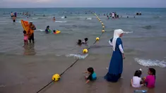 Pemandangan saat warga Palestina menghabiskan libur Idul Fitri di pantai Tel Aviv, Israel, Sabtu (16/6). Pemerintah Israel mengizinkan warga Palestina untuk berwisata di sepanjang garis pantai Mediterania selama Idul Fitri. (AP Photo/Oded Balilty)