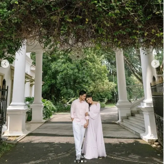 Desainer Indonesia Langganan Artis Internasional Ungkap Merancang Gaun Maternity Shoot Erina Gudono.  foto: (dok.Instagram @dianamputri/https://www.instagram.com/p/DEGx5GASWr4/Henry)
