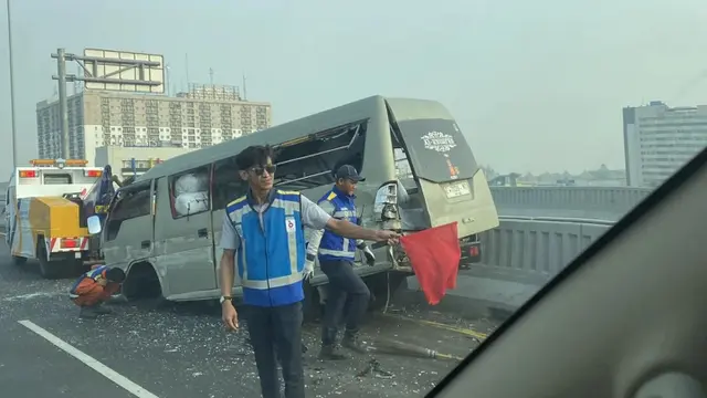 Viral Mobil Fortuner Berpelat Dinas Polri Tabrak Elf hingga Ringsek di Tol MBZ