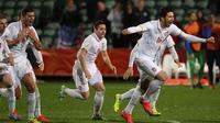 Gelandang muda Serbia, Marko Grujic (nomor 16), merayakan kesuksesan meraih gelar Piala Dunia U-20 2015 di Selandia Baru. (AFP/Fiona Goodall)