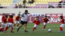 Legenda Timnas, Haryanto Tommy Prasetyo, bersama tiga orang legenda lainnya bertanding melawan 50 anak SSB saat memeriahkan acara Pembukaan Piala Presiden 2022 di Stadion Manahan, Solo, Jawa Tengah, Sabtu (11/6/2022). (Bola.com/Arief Bagus)