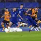 Pemain Wolverhampton Wanderers Daniel Podence (kanan) bertabrakan dengan pemain Chelsea pada pertandingan Liga Inggris di Stamford Bridge Stadium, London, Inggris, Rabu (27/1/2021). Pertandingan berakhir dengan skor 0-0. (Neil Hall/Pool via AP)